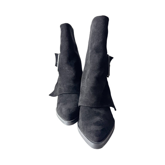 Stivale Camperos in Camoscio Nero con Cinturino e Fibbia Antracite