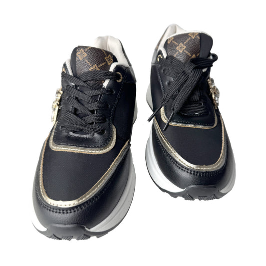 Sneaker nera broccata con ape gioiello Defilè – Eleganza decisa e stile contemporaneo