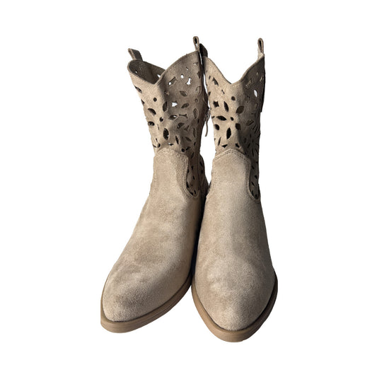 Defilè Camperos Camoscio Beige – Traforato Laser Cut con Tacco Blocco