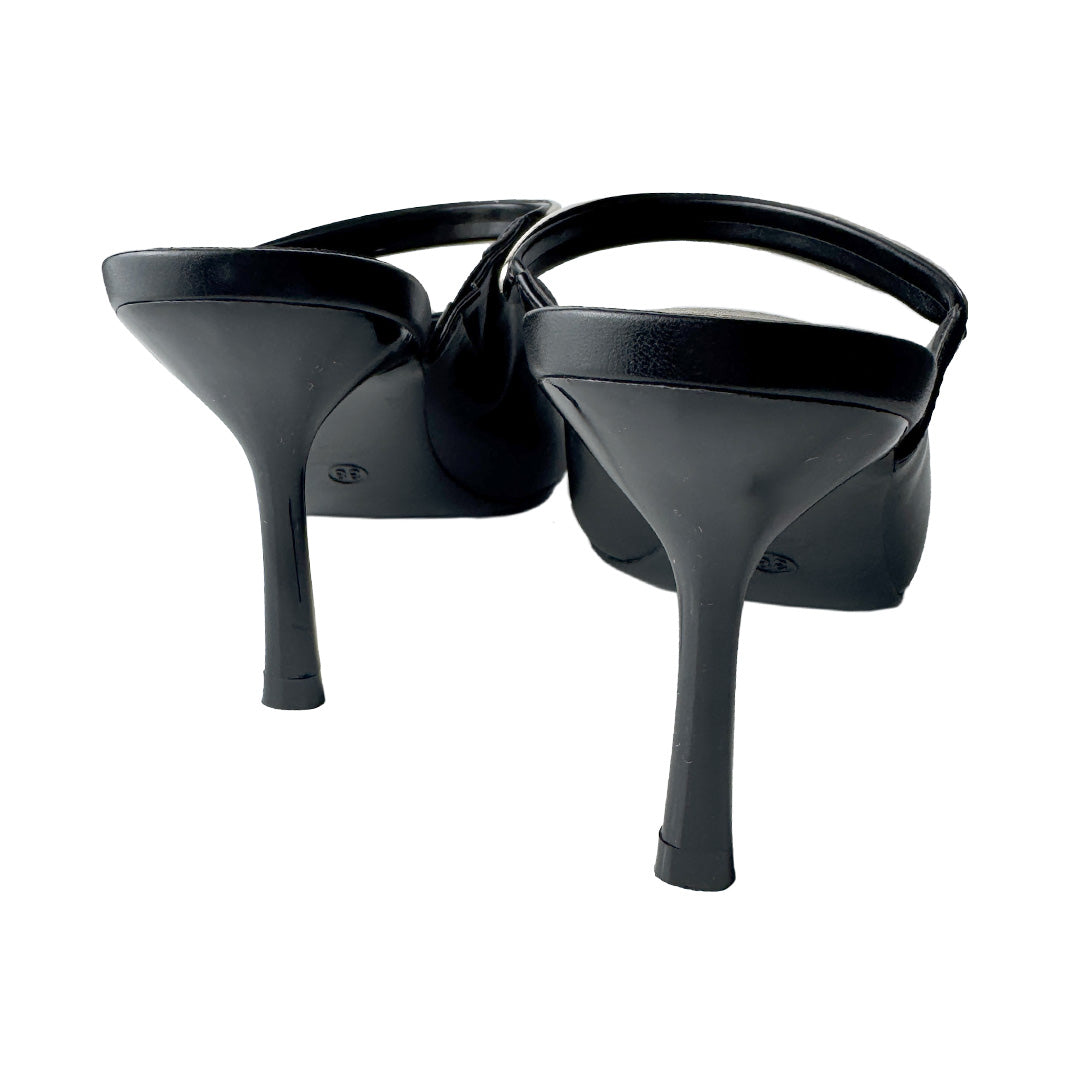 Defilè Sabot Nero – Placca Oro e Stiletto Svasato