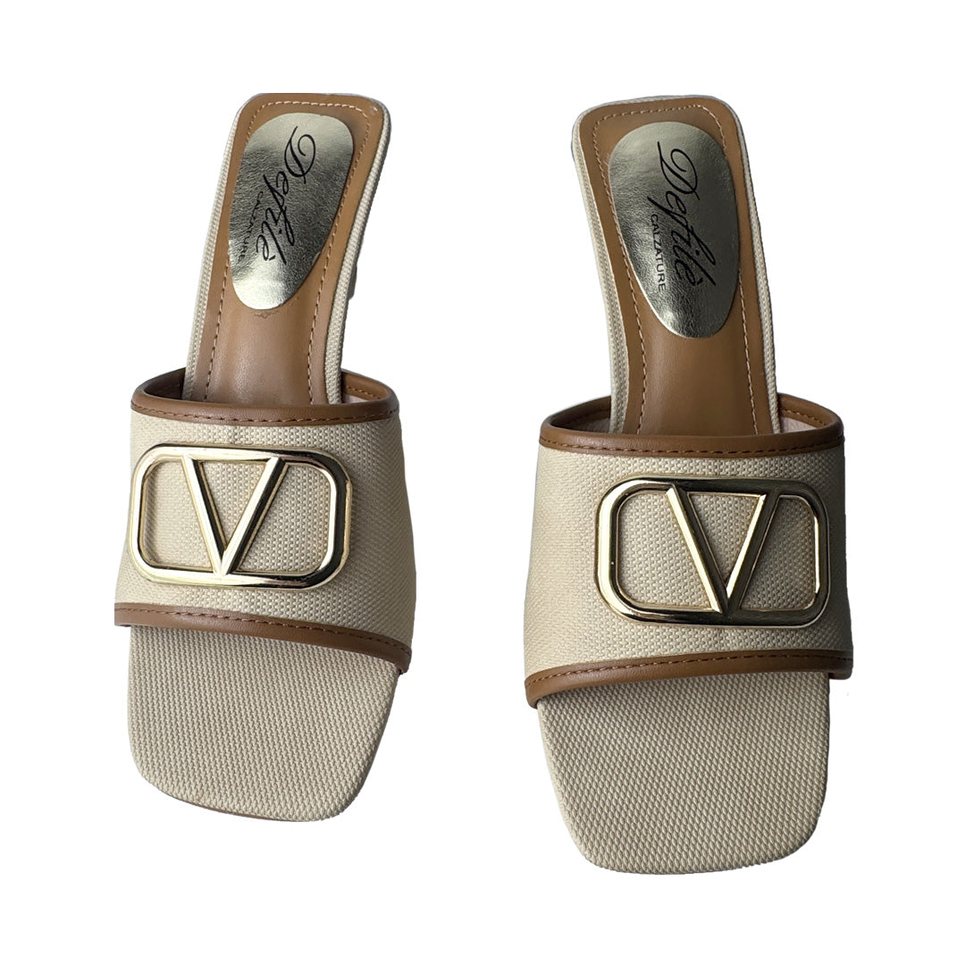 Defilè Sabot Bicolor Canvas Biscotto e Cognac – Placca V Oro e Tacco 7 cm