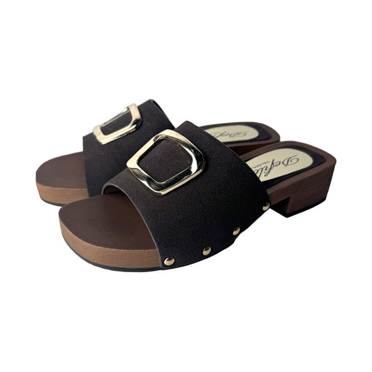 Zoccolo Ciabatta Suede Marrone Fibbia Oro Base Legno Cognac – Defilè