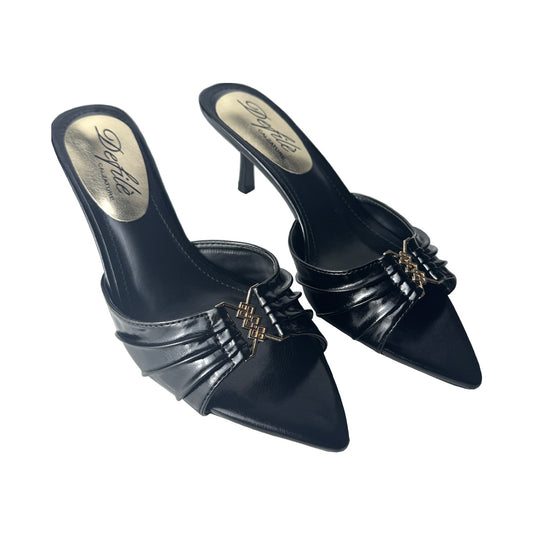 Sabot Nero Elegante con Fascia Drappeggiata e Dettaglio Oro – Defilè