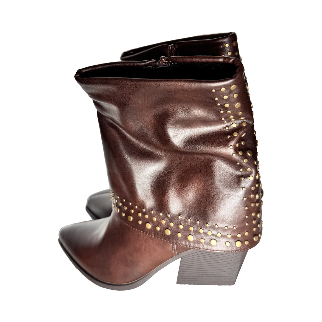 Stivaletto Camoscio Cammello – Tacco Legno 80 e Dettaglio Fibbia Oro