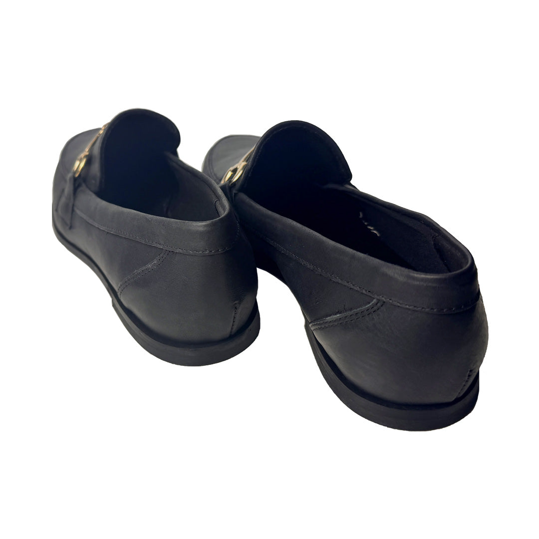 Mocassino Artigianale in Pelle Nera Effetto Vintage con Catena Oro