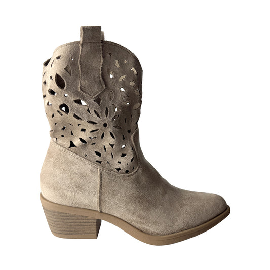 Defilè Camperos Camoscio Beige – Traforato Laser Cut con Tacco Blocco
