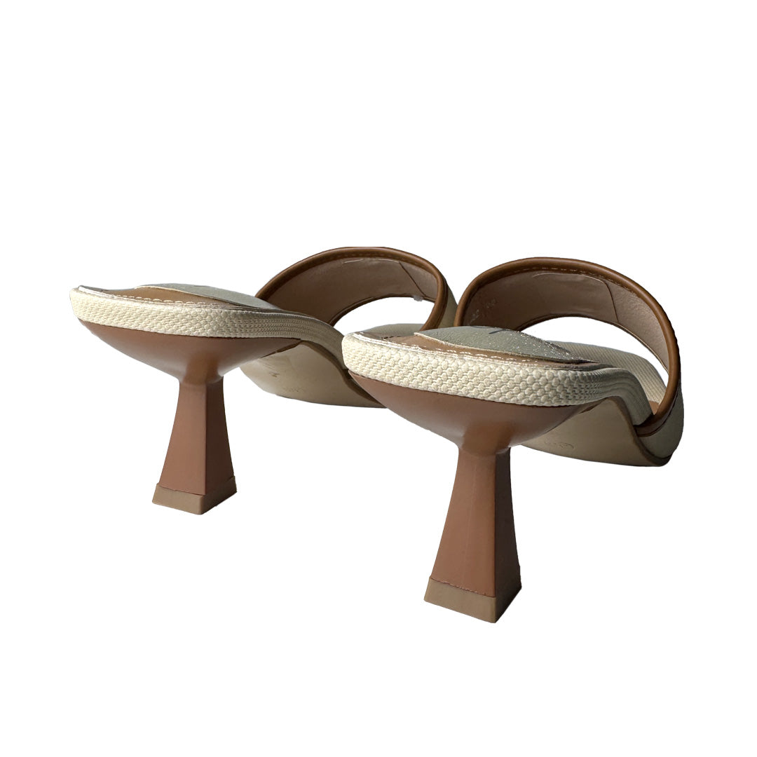 Defilè Sabot Bicolor Canvas Biscotto e Cognac – Placca V Oro e Tacco 7 cm