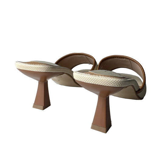 Defilè Sabot Bicolor Canvas Biscotto e Cognac – Placca V Oro e Tacco 7 cm