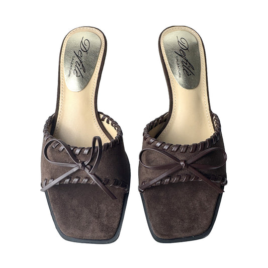 Sabot Donna in Camoscio Marrone con Fiocco e Intreccio Artigianale – Defilè
