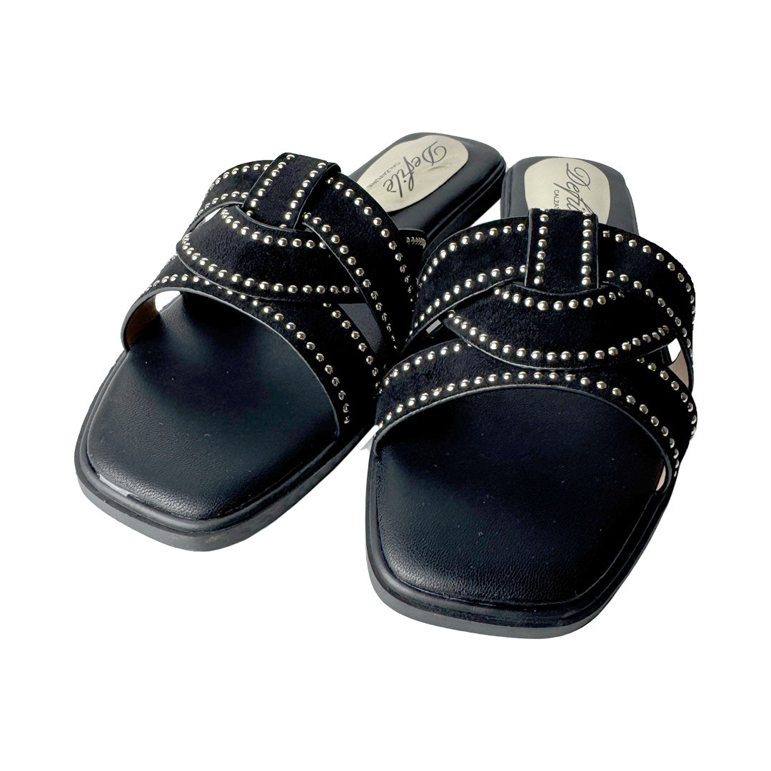 Ciabatta Flat Suede Nero con Fasce Intrecciate e Micro-Borchie Oro – Defilè