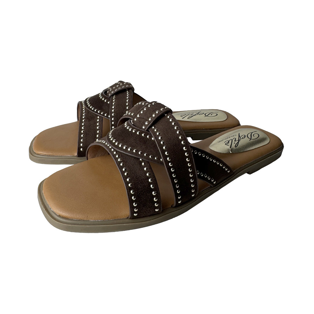 Ciabatta Flat Suede Testa di Moro con Fasce Intrecciate e Borchie Oro – Defilè