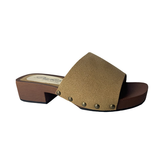 Zoccolo Ciabatta in Suede Camel Base Legno Cognac e Borchiette Bronzo – Defilè