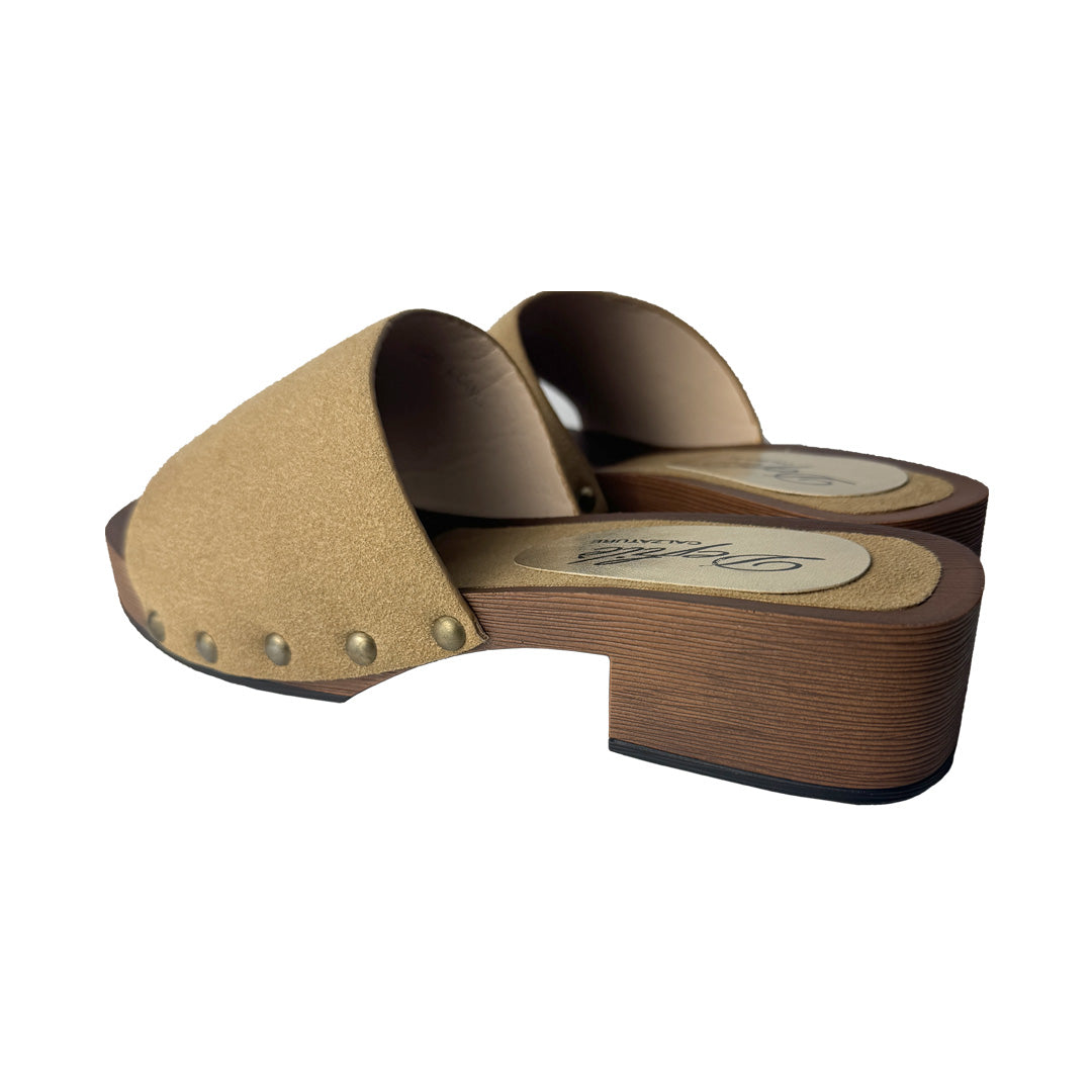 Zoccolo Ciabatta in Suede Camel Base Legno Cognac e Borchiette Bronzo – Defilè