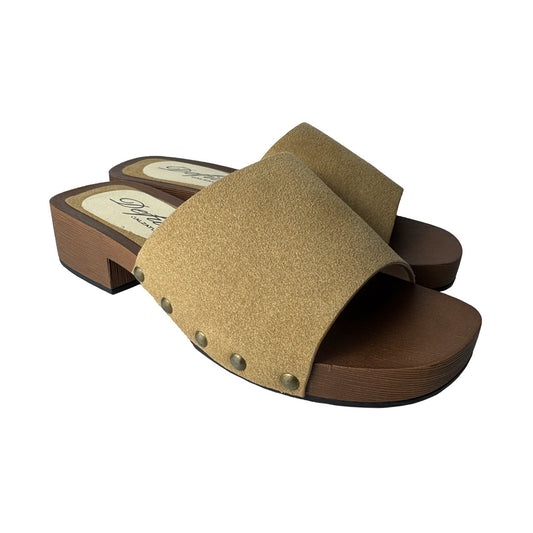 Zoccolo Ciabatta in Suede Camel Base Legno Cognac e Borchiette Bronzo – Defilè