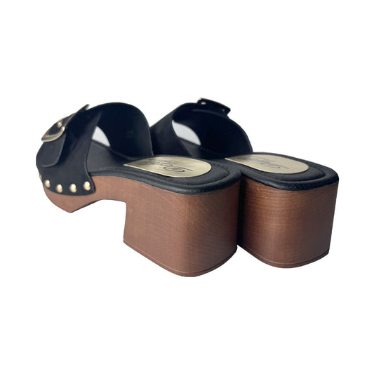Zoccolo Ciabatta Suede Nero Fibbia Oro Base Legno Cognac – Defilè
