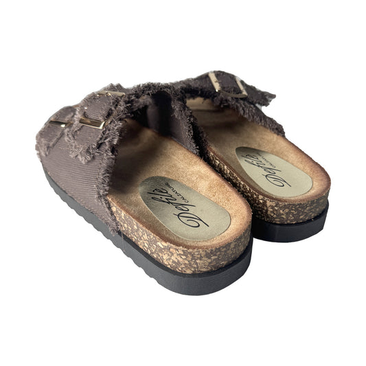 Sandalo Flat Denim Marrone Sfrangiato con Doppia Fascia e Fibbie Oro – Defilè