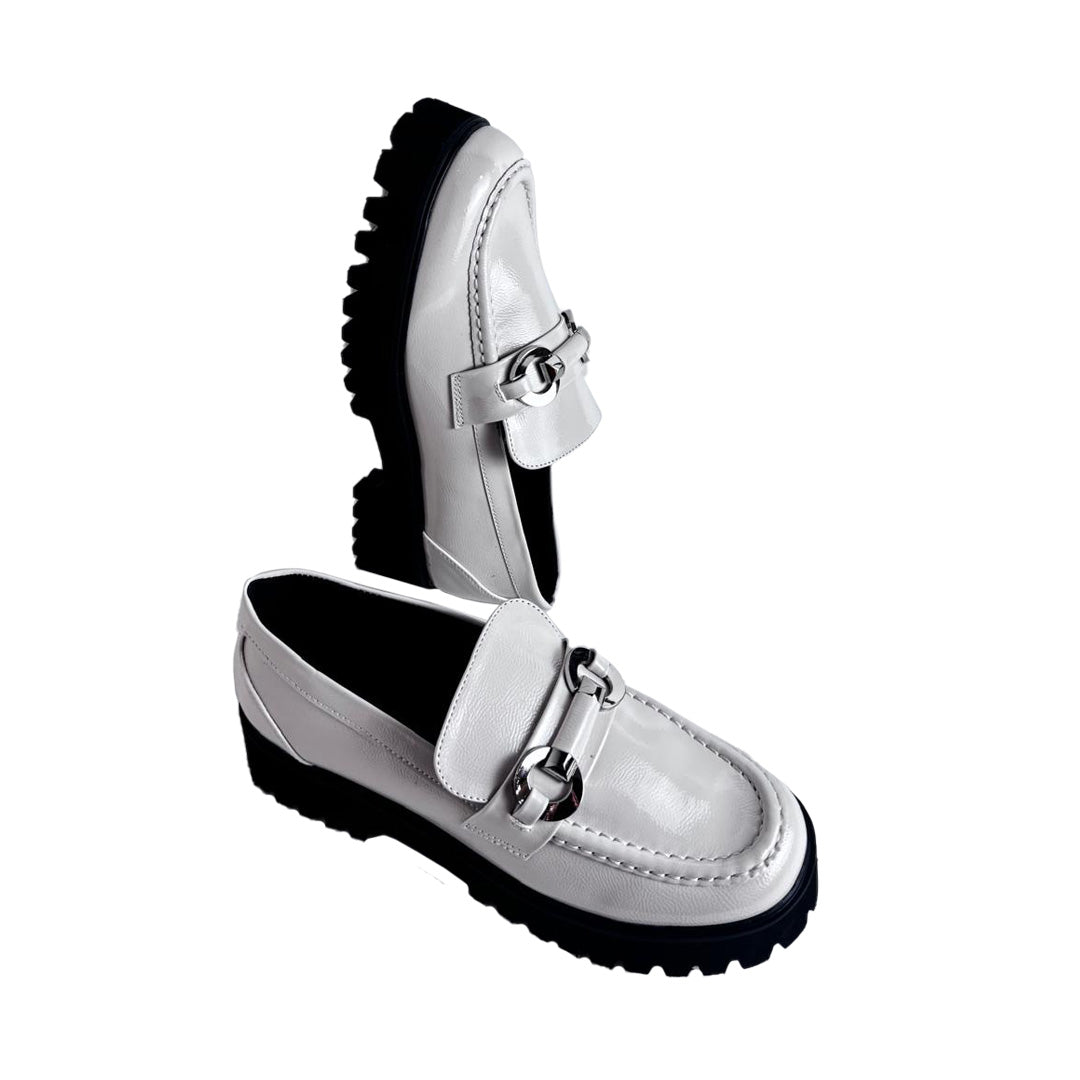 Mocassino Donna in Vernice Bianca con Suola Carrarmato e Catena Argento