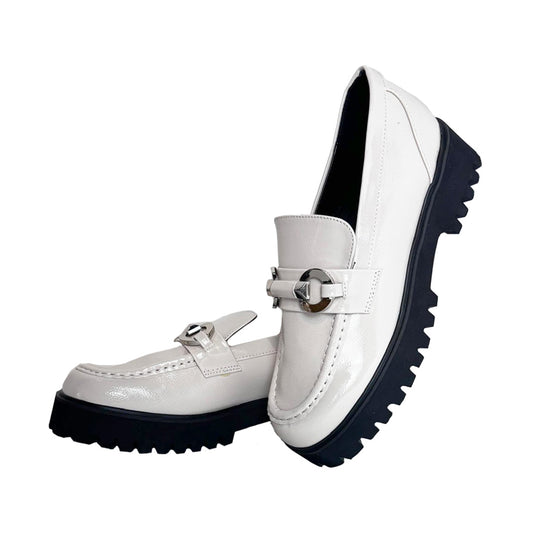 Mocassino Donna in Vernice Bianca con Suola Carrarmato e Catena Argento